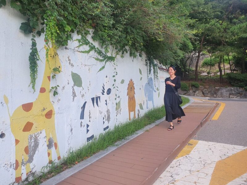 ソウル・大学路にあるSNS映えスポット「梨花洞壁画村 」へ