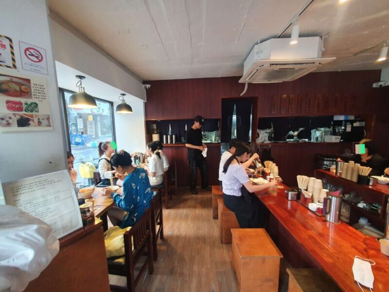 ソウル・新村にあるラーメン人気店「辛麺屋（카라멘야）」へ