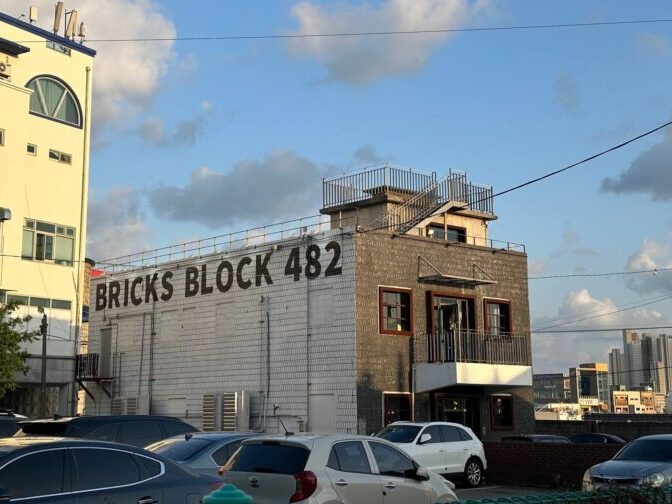韓国・束草の人気カフェ「BRICKS BLOCK 482」へ