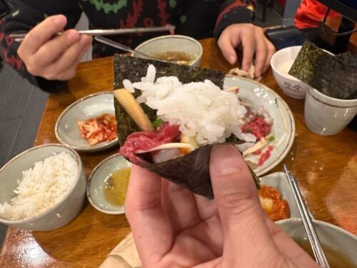 ユッケを海苔に巻いて食べる