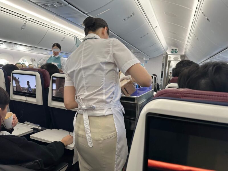 機内食配ってるCA