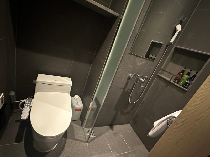 シャワールーム&トイレ