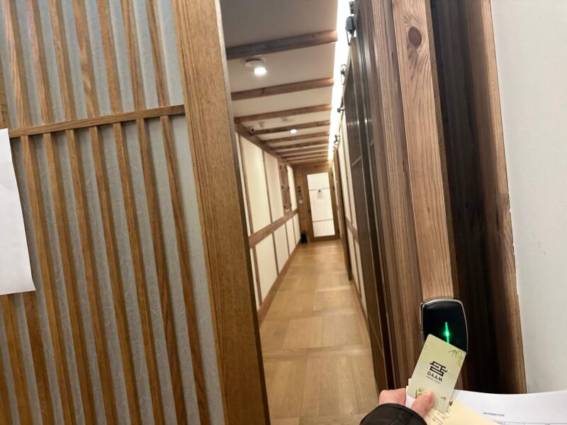 共同シャワールームへ