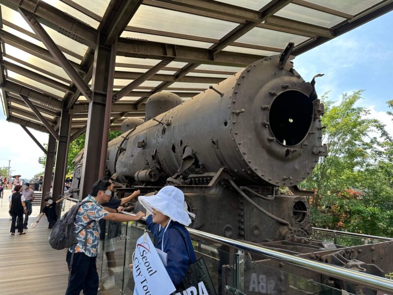 砲撃された機関車